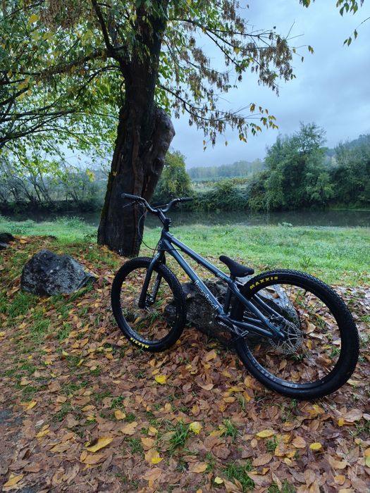 Bicicleta street trial inspered hex team 2025