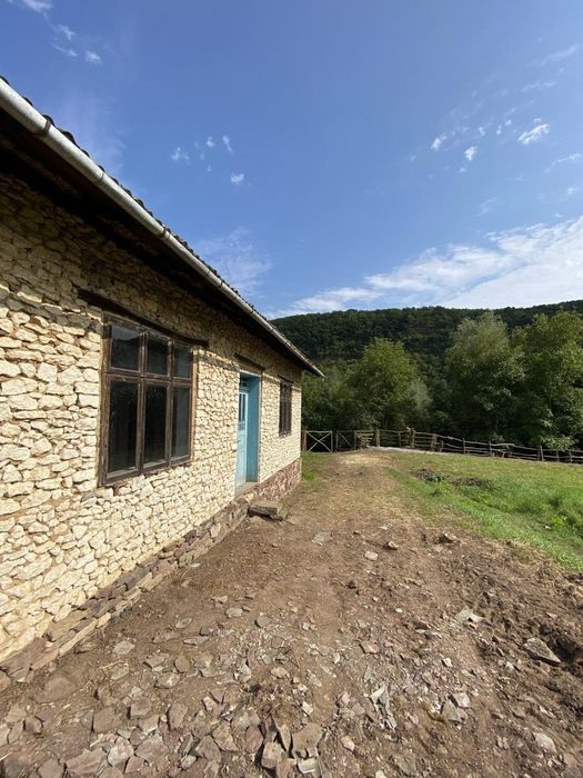 Будинок на березі річки Дністер