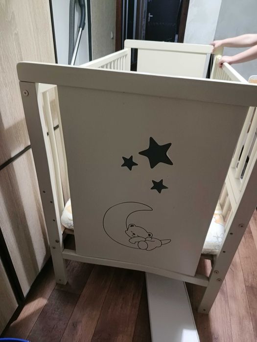 Дитяче ліжко-маятник, матрац, та м'які накладки на бортики