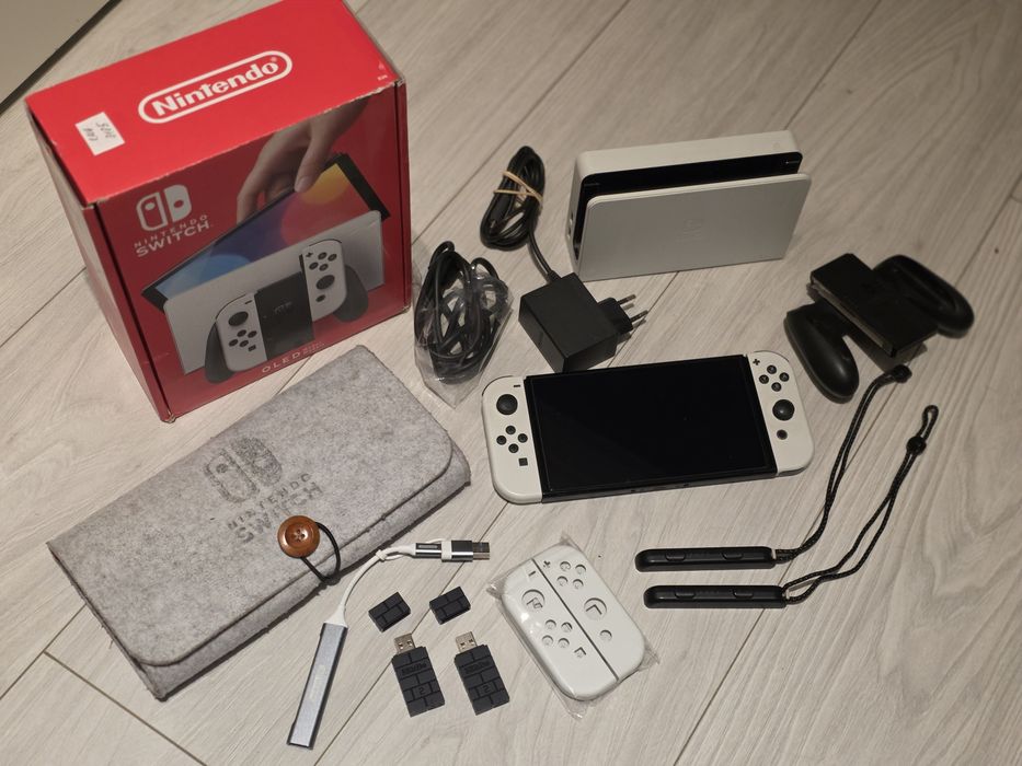 Nintendo Switch OLED Biała + Bogaty Zestaw Akcesoriów + Adaptery 8BitDo (Stan BDB)