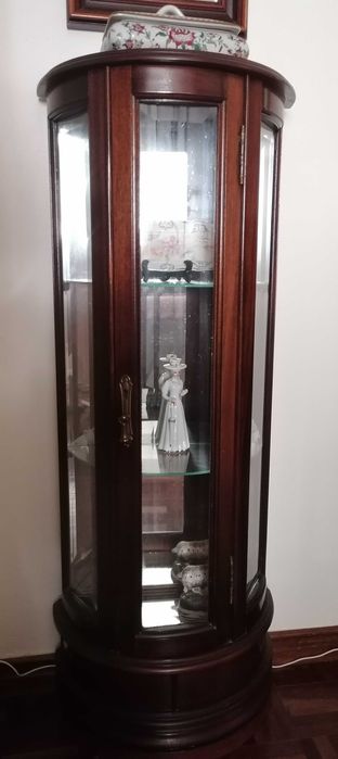 Vitrine de exposição em madeira nobre com ou sem espelho.