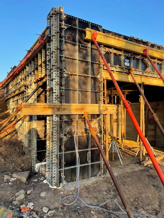 Kompletny zestaw szalunku stropowego 150m2 dźwigary podpory głowice