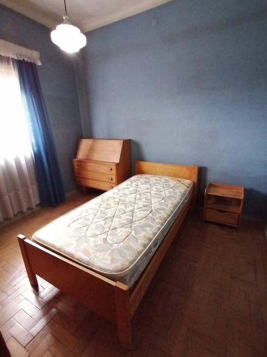 Cama de solteiro e mesa de cabeceira