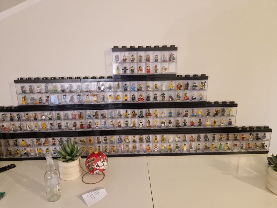 Minifigurki cmf lego wszytkie serie plus gablotki.