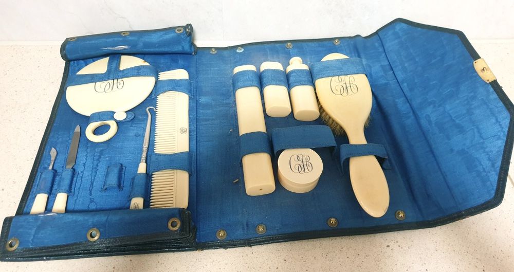 Fantástico antigo estojo de viagem de toilete