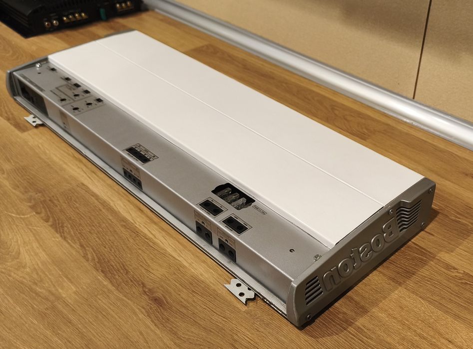 Wzmacniacz Boston Acoustik GT-28, 2/1 kanał  900w 4ohm, 1300w rms 2ohm