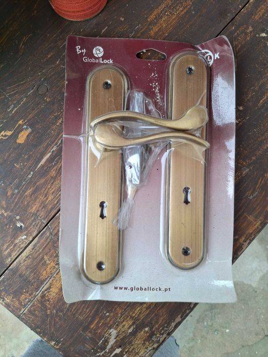 Puxadores novos e fechaduras