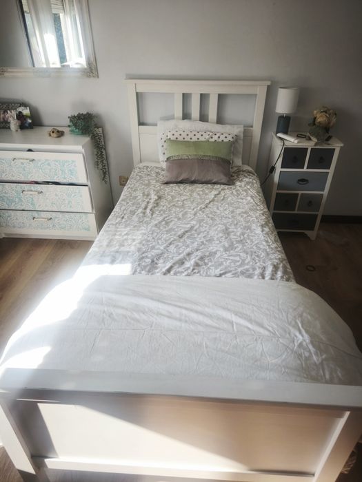 Cama com colchão e estrado