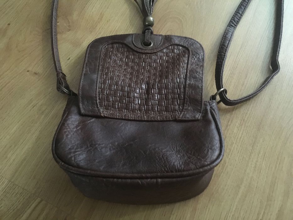 Torebka mała listonoszka brązowa regulowany pasek