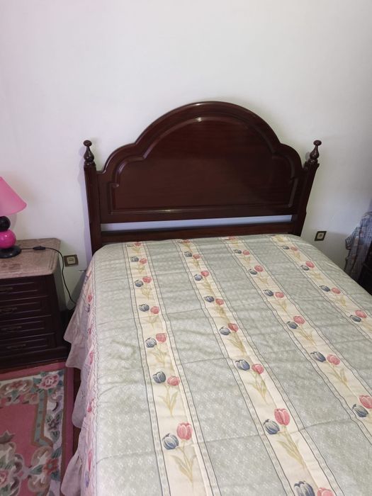 Vendo quarto de casal com uma mesinhas de cabeceira, com uma cômoda, e um guarda vestidos madeira muito boa