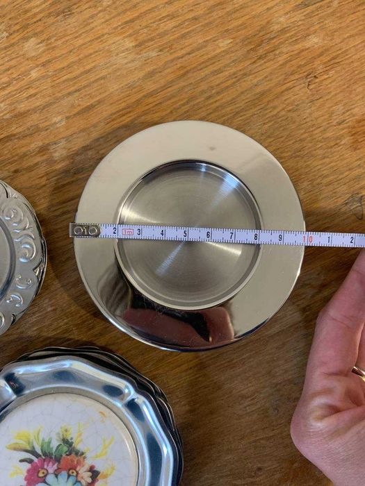 Металлические блюдца тарелочки