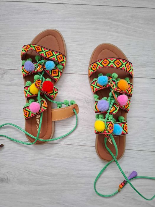 Sandałki wiązane na łydkę