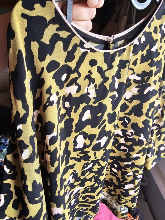Bluzka Oversize Topshop – Cold Shoulder / Panterka (Rozm. UK 12 / EUR 40 / L)