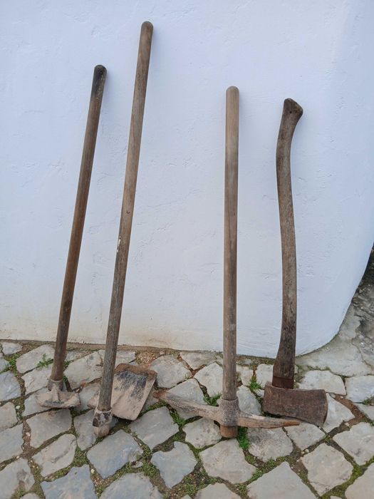 Enxadas, machado e picareta