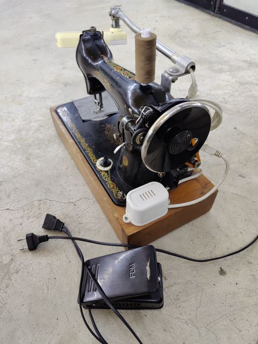 Продам швейну машинку