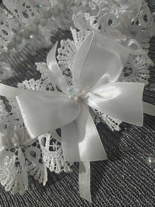 Весільна підв'язка нареченої на ніжку.