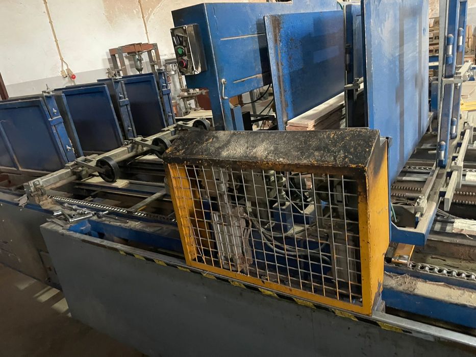 Maquina de pregar estrados para paletes de madeira