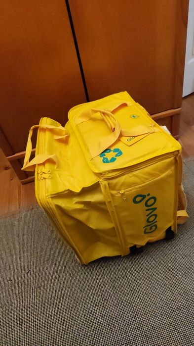 Mochila Glovo, capacete e casaco impermeável  3em1