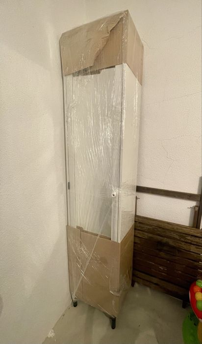 Armario alto com porta e espelho branco