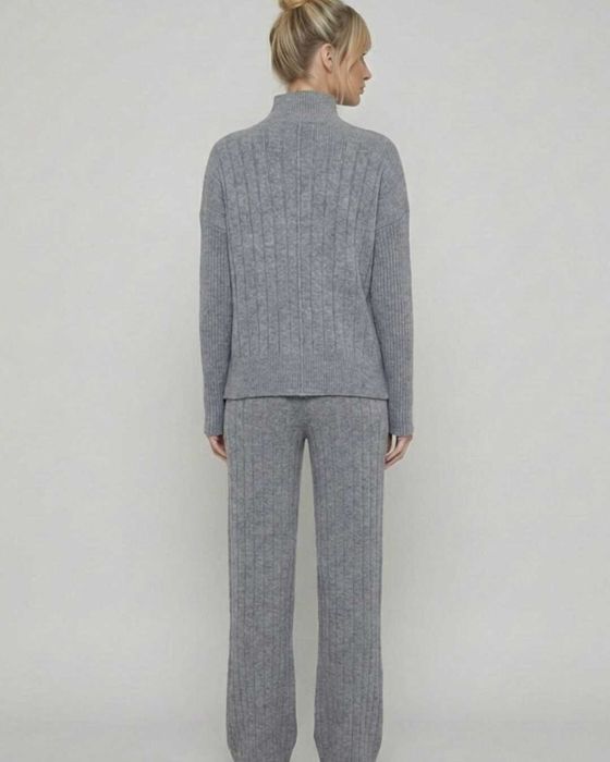 Продам стильний жіночий костюм із в’язаного трикотажу: светр + штани.