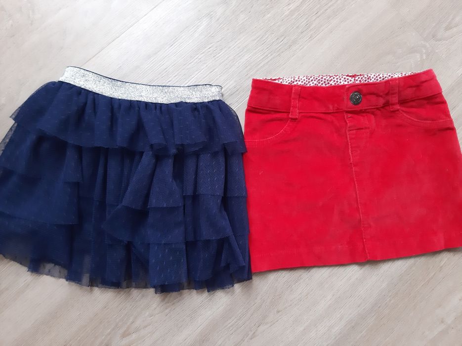 Śliczne spódniczki stan idealny 104/110 tiulowa i czerwona