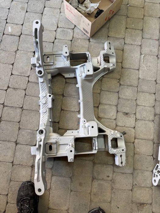 Підрамник Rivian