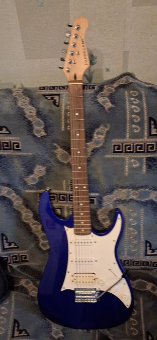 Электрогитара с чехлом. Немного кривой гриф.