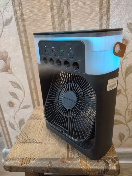 Увлажнитель воздуха працює від телефонної зарядки.