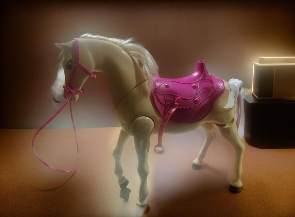 Chodzący koń barbie
