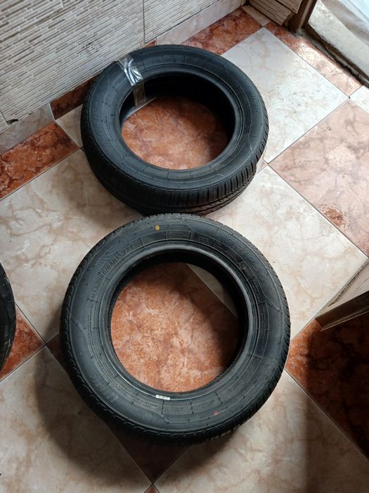 Pneus novos ..estão sujos de pó estarem guardados