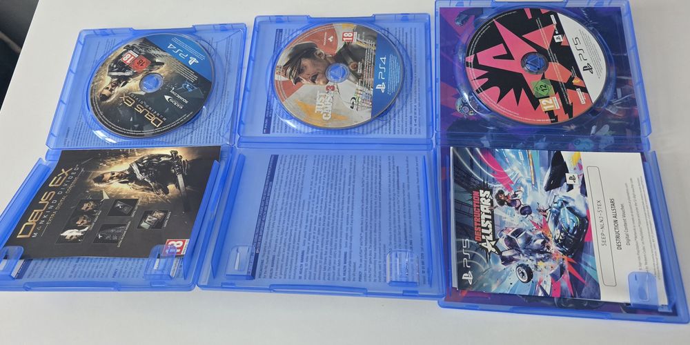 Gry PS4/Ps5 pudełka.  3 gry