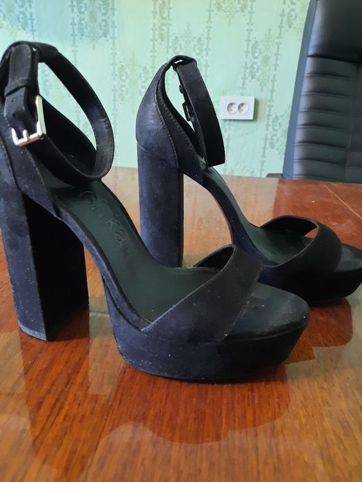 Модельні босоніжни Bershka