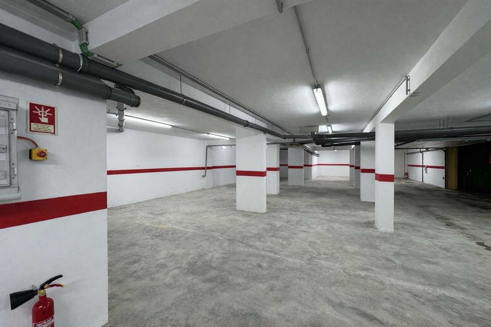 Lugar de estacionamento para carro e/ou mota