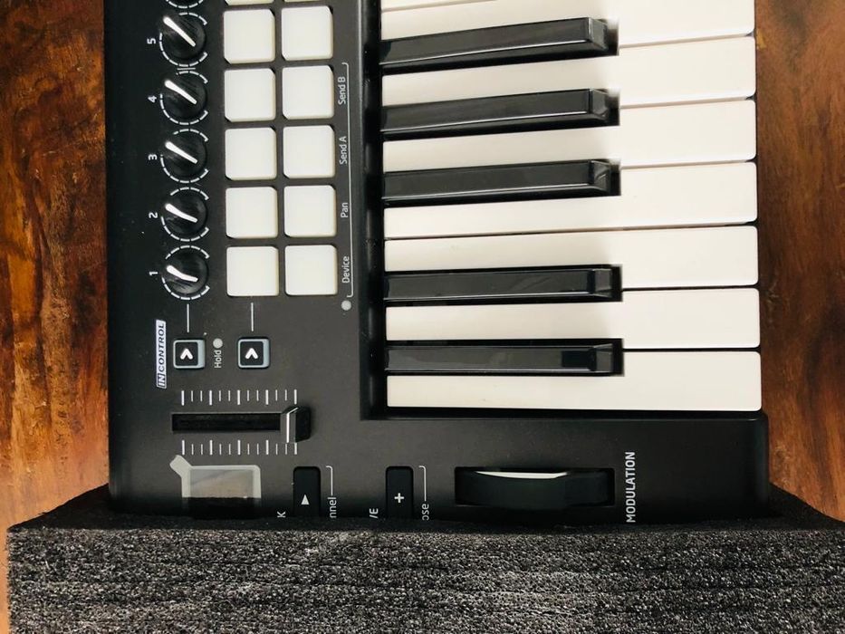 Teclado - Novation Launchkey 25
    

14