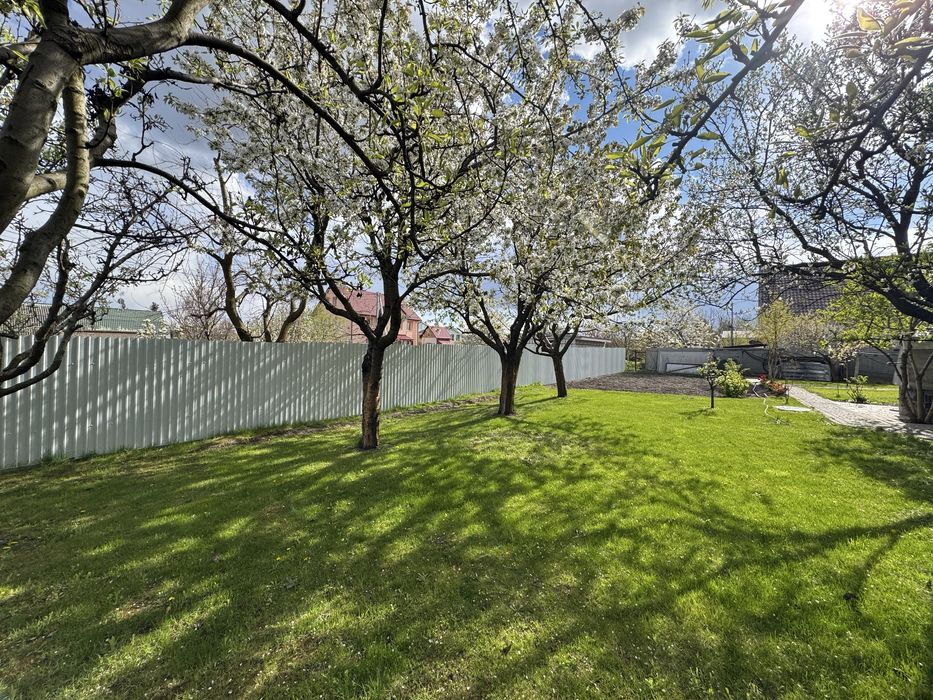 Продам будинок з гаражем і укриттям в центрі Бучі