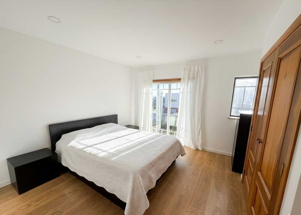 Moradia Isolada T4 com Vista Mar, Piscina e 2.000m² de Terreno