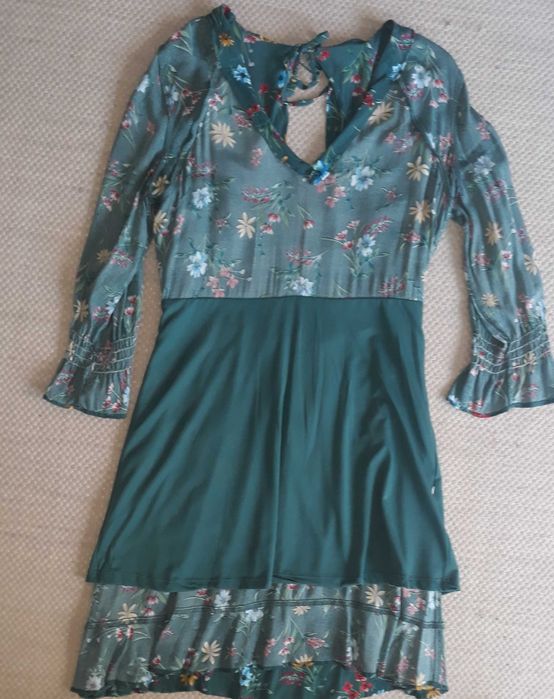 Vestido verde da Mango, com flores