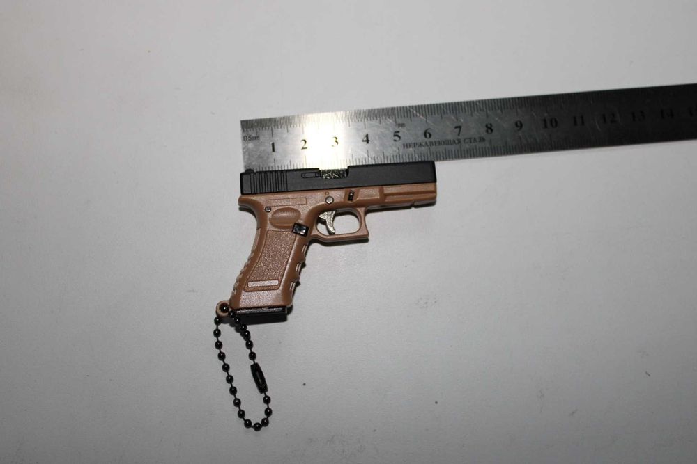 Брелок-пістолет GLOCK G45 — металевий сувенір