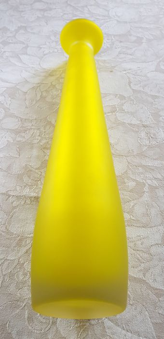 garrafa de licor amarela e azul cobalto, fosca