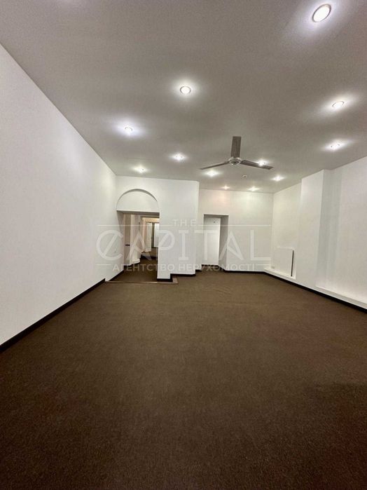 Продаж фасадного приміщення Грушевського Печерськ Центр метро Київ