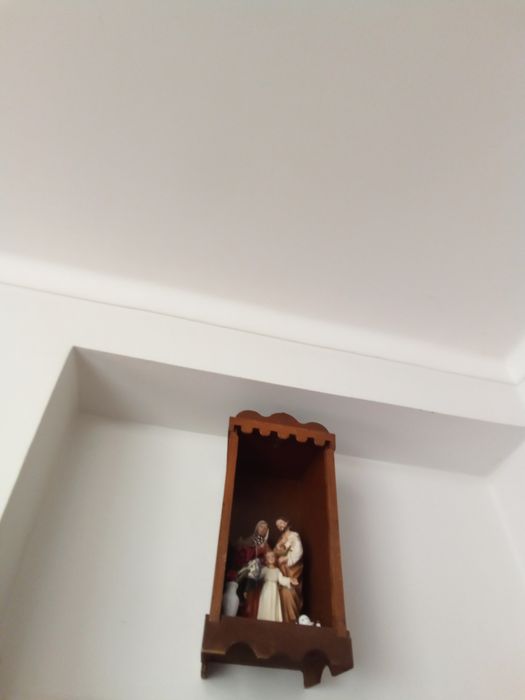 Oratório antigo com iluminação