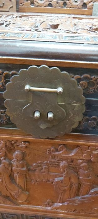 Vendo arca/baú em madeira (cânfora) com gravuras em relevo