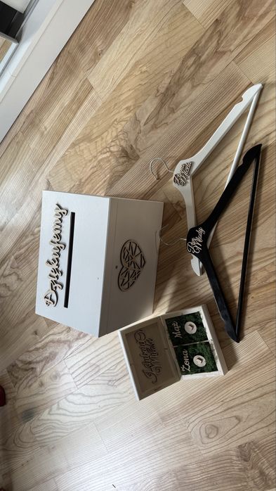 Sprzedam zestaw - skrzynia na koperty, wieszaki, pudełko na obrączki