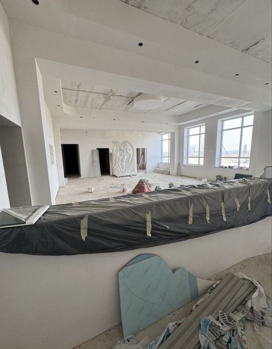 Здається в оренду приміщення різної площі та сама будівля