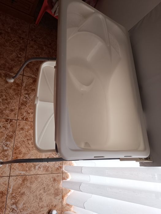 Banheira e muda de fraldas bebê
