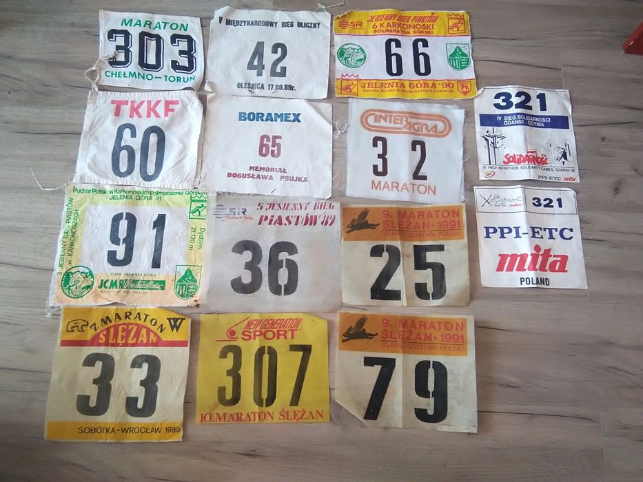 Numery startowe z biegów ulicznych.