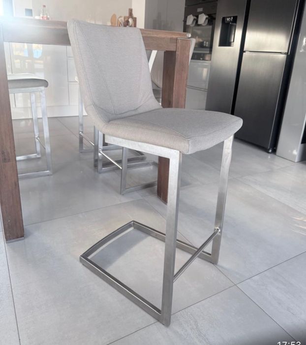 Sprzedam stół z krzesłami