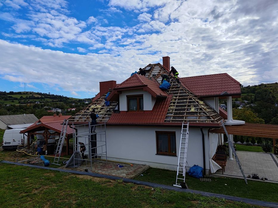 Naprawa dachu po kunie Naprawy dachów po kunach wdmuchiwanie celulozy