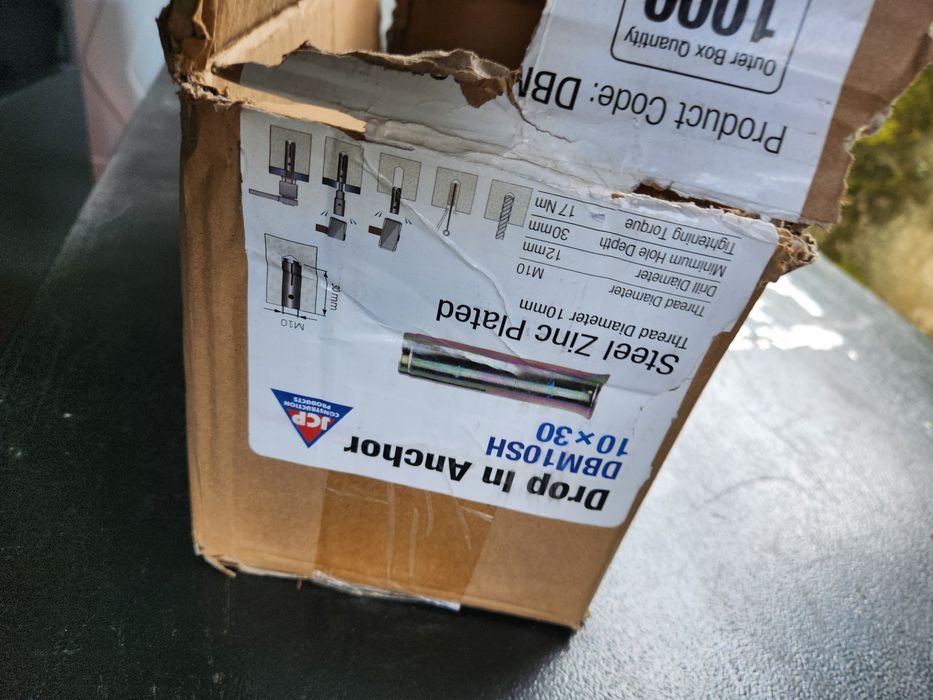 Várias buchas e parafusos