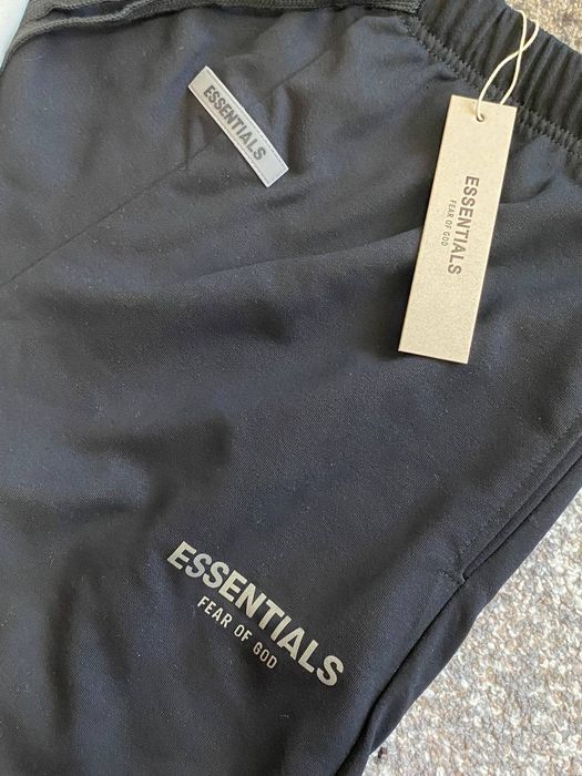 шорти essentials